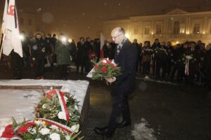 13.12.2021 Kielce. Uroczystości pod pomnikiem księdza Jerzego Popiełuszki w 40. rocznicę wprowadzenia w Polsce stanu wojennego. Na zdjęciu wiceminister spraw Zagranicznych Piotr Wawrzyk / Jarosław Kubalski / Radio Kielce