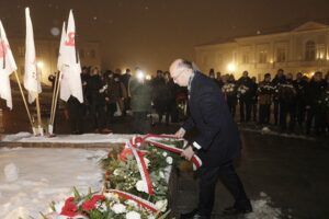 13.12.2021 Kielce. Uroczystości pod pomnikiem księdza Jerzego Popiełuszki w 40. rocznicę wprowadzenia w Polsce stanu wojennego. Na zdjęciu wiceminister spraw Zagranicznych Piotr Wawrzyk / Jarosław Kubalski / Radio Kielce