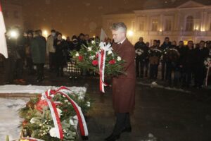 13.12.2021 Kielce. Uroczystości pod pomnikiem księdza Jerzego Popiełuszki w 40. rocznicę wprowadzenia w Polsce stanu wojennego. Na zdjęciu senator Krzysztof Słoń / Jarosław Kubalski / Radio Kielce