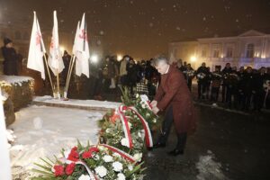 13.12.2021 Kielce. Uroczystości pod pomnikiem księdza Jerzego Popiełuszki w 40. rocznicę wprowadzenia w Polsce stanu wojennego. Na zdjęciu senator Krzysztof Słoń / Jarosław Kubalski / Radio Kielce