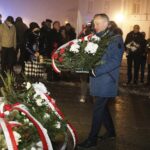13.12.2021 Kielce. Uroczystości pod pomnikiem księdza Jerzego Popiełuszki w 40. rocznicę wprowadzenia w Polsce stanu wojennego. Na zdjęciu wojewoda Zbigniew Koniusz / Jarosław Kubalski / Radio Kielce