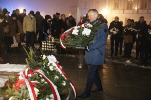 13.12.2021 Kielce. Uroczystości pod pomnikiem księdza Jerzego Popiełuszki w 40. rocznicę wprowadzenia w Polsce stanu wojennego. Na zdjęciu wojewoda Zbigniew Koniusz / Jarosław Kubalski / Radio Kielce