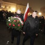 13.12.2021 Kielce. Uroczystości pod pomnikiem księdza Jerzego Popiełuszki w 40. rocznicę wprowadzenia w Polsce stanu wojennego. Na zdjęciu od lewej: marszałek Andrzej Bętkowski i przewodniczący sejmiku Andrzej Pruś / Jarosław Kubalski / Radio Kielce
