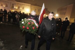 13.12.2021 Kielce. Uroczystości pod pomnikiem księdza Jerzego Popiełuszki w 40. rocznicę wprowadzenia w Polsce stanu wojennego. Na zdjęciu od lewej: marszałek Andrzej Bętkowski i przewodniczący sejmiku Andrzej Pruś / Jarosław Kubalski / Radio Kielce