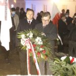 13.12.2021 Kielce. Uroczystości pod pomnikiem księdza Jerzego Popiełuszki w 40. rocznicę wprowadzenia w Polsce stanu wojennego. Na zdjęciu od lewej: starosta Mirosław Gębski i wicestarosta Tomasz Pleban / Jarosław Kubalski / Radio Kielce