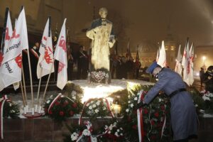 13.12.2021 Kielce. Uroczystości pod pomnikiem księdza Jerzego Popiełuszki w 40. rocznicę wprowadzenia w Polsce stanu wojennego / Jarosław Kubalski / Radio Kielce