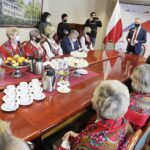 14.12.2021 Kielce. ŚUW. Wojewoda Zbigniew Koniusz spotkał się z Kołem Gospodyń Wiejskich Czerwona Malina i z zespołem ludowym Godziembianie / Jarosław Kubalski / Radio Kielce