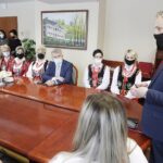 14.12.2021 Kielce. ŚUW. Wojewoda Zbigniew Koniusz spotkał się z Kołem Gospodyń Wiejskich Czerwona Malina i z zespołem ludowym Godziembianie / Jarosław Kubalski / Radio Kielce