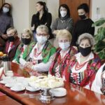 14.12.2021 Kielce. ŚUW. Wojewoda Zbigniew Koniusz spotkał się z Kołem Gospodyń Wiejskich Czerwona Malina i z zespołem ludowym Godziembianie / Jarosław Kubalski / Radio Kielce