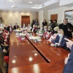 14.12.2021 Kielce. ŚUW. Wojewoda Zbigniew Koniusz spotkał się z Kołem Gospodyń Wiejskich Czerwona Malina i z zespołem ludowym Godziembianie / Jarosław Kubalski / Radio Kielce