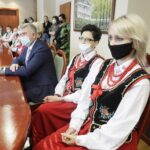 14.12.2021 Kielce. ŚUW. Wojewoda Zbigniew Koniusz spotkał się z Kołem Gospodyń Wiejskich Czerwona Malina i z zespołem ludowym Godziembianie / Jarosław Kubalski / Radio Kielce