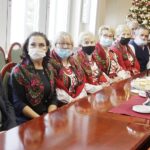 14.12.2021 Kielce. ŚUW. Wojewoda Zbigniew Koniusz spotkał się z Kołem Gospodyń Wiejskich Czerwona Malina i z zespołem ludowym Godziembianie / Jarosław Kubalski / Radio Kielce