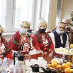 14.12.2021 Kielce. ŚUW. Wojewoda Zbigniew Koniusz spotkał się z Kołem Gospodyń Wiejskich Czerwona Malina i z zespołem ludowym Godziembianie / Jarosław Kubalski / Radio Kielce