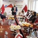 14.12.2021 Kielce. ŚUW. Wojewoda Zbigniew Koniusz spotkał się z Kołem Gospodyń Wiejskich Czerwona Malina i z zespołem ludowym Godziembianie / Jarosław Kubalski / Radio Kielce