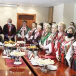 14.12.2021 Kielce. ŚUW. Wojewoda Zbigniew Koniusz spotkał się z Kołem Gospodyń Wiejskich Czerwona Malina i z zespołem ludowym Godziembianie / Jarosław Kubalski / Radio Kielce