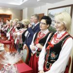 14.12.2021 Kielce. ŚUW. Wojewoda Zbigniew Koniusz spotkał się z Kołem Gospodyń Wiejskich Czerwona Malina i z zespołem ludowym Godziembianie / Jarosław Kubalski / Radio Kielce