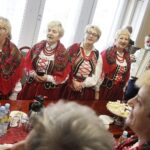 14.12.2021 Kielce. ŚUW. Wojewoda Zbigniew Koniusz spotkał się z Kołem Gospodyń Wiejskich Czerwona Malina i z zespołem ludowym Godziembianie / Jarosław Kubalski / Radio Kielce