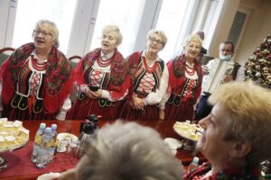 14.12.2021 Kielce. ŚUW. Wojewoda Zbigniew Koniusz spotkał się z Kołem Gospodyń Wiejskich Czerwona Malina i z zespołem ludowym Godziembianie / Jarosław Kubalski / Radio Kielce