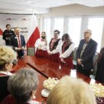 14.12.2021 Kielce. ŚUW. Wojewoda Zbigniew Koniusz spotkał się z Kołem Gospodyń Wiejskich Czerwona Malina i z zespołem ludowym Godziembianie / Jarosław Kubalski / Radio Kielce