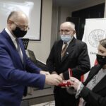 17.12.2021 Kielce. Przystanek Historia IPN. Wręczenie medali "Świadek Historii". Na zdjęciu od lewej: wiceprezes IPN Mateusz Szpytma i Jerzy Basiaga / Jarosław Kubalski / Radio Kielce