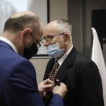 17.12.2021 Kielce. Przystanek Historia IPN. Wręczenie medali "Świadek Historii". Na zdjęciu od lewej: wiceprezes IPN Mateusz Szpytma i Jerzy Basiaga / Jarosław Kubalski / Radio Kielce