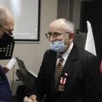 17.12.2021 Kielce. Przystanek Historia IPN. Wręczenie medali "Świadek Historii". Na zdjęciu od lewej: wiceprezes IPN Mateusz Szpytma i Jerzy Basiaga / Jarosław Kubalski / Radio Kielce