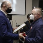 17.12.2021 Kielce. Przystanek Historia IPN. Wręczenie medali "Świadek Historii". Na zdjęciu od lewej: wiceprezes IPN Mateusz Szpytma i Łukasz Łaganowski / Jarosław Kubalski / Radio Kielce