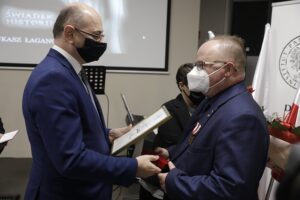 17.12.2021 Kielce. Przystanek Historia IPN. Wręczenie medali "Świadek Historii". Na zdjęciu od lewej: wiceprezes IPN Mateusz Szpytma i Łukasz Łaganowski / Jarosław Kubalski / Radio Kielce