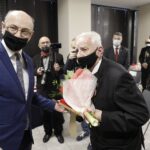 17.12.2021 Kielce. Przystanek Historia IPN. Wręczenie medali "Świadek Historii". Na zdjęciu od lewej: wiceprezes IPN Mateusz Szpytma i Zbigniew Stanisław Siekański / Jarosław Kubalski / Radio Kielce