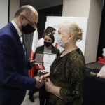 17.12.2021 Kielce. Przystanek Historia IPN. Wręczenie medali "Świadek Historii". Na zdjęciu od lewej: wiceprezes IPN Mateusz Szpytma i Hanna Zyzman - Towarzystwo Przyjaciół Nowej Słupi / Jarosław Kubalski / Radio Kielce