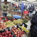 19.12.2021 Kielce. Kiermasz bożonarodzeniowy przed Dworkiem Laszczyków / Jarosław Kubalski / Radio Kielce