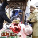 19.12.2021 Kielce. Kiermasz bożonarodzeniowy przed Dworkiem Laszczyków / Jarosław Kubalski / Radio Kielce