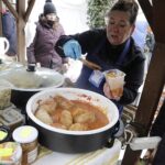 19.12.2021 Kielce. Kiermasz bożonarodzeniowy przed Dworkiem Laszczyków / Jarosław Kubalski / Radio Kielce