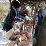 19.12.2021 Kielce. Kiermasz bożonarodzeniowy przed Dworkiem Laszczyków / Jarosław Kubalski / Radio Kielce