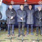 19.12.2021 Kielce. Kiermasz bożonarodzeniowy przed Dworkiem Laszczyków. Na zdjęciu od lewej: dyrektor MWK Tadeusz Sikora, przewodniczący Rady Miasta Kielce Jarosław Karyś, starosta Mirosław Gębski, radny sejmiku Grzegorz Świercz i marszałek Andrzej Bętkowski / Jarosław Kubalski / Radio Kielce