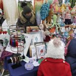 19.12.2021 Kielce. Kiermasz bożonarodzeniowy przed Dworkiem Laszczyków / Jarosław Kubalski / Radio Kielce