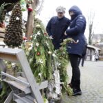 19.12.2021 Kielce. Kiermasz bożonarodzeniowy przed Dworkiem Laszczyków / Jarosław Kubalski / Radio Kielce