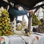 19.12.2021 Kielce. Kiermasz bożonarodzeniowy przed Dworkiem Laszczyków / Jarosław Kubalski / Radio Kielce