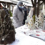 19.12.2021 Kielce. Kiermasz bożonarodzeniowy przed Dworkiem Laszczyków / Jarosław Kubalski / Radio Kielce