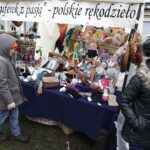 19.12.2021 Kielce. Kiermasz bożonarodzeniowy przed Dworkiem Laszczyków / Jarosław Kubalski / Radio Kielce