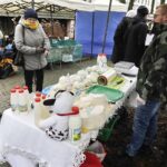 19.12.2021 Kielce. Kiermasz bożonarodzeniowy przed Dworkiem Laszczyków / Jarosław Kubalski / Radio Kielce