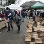 19.12.2021 Kielce. Kiermasz bożonarodzeniowy przed Dworkiem Laszczyków / Jarosław Kubalski / Radio Kielce