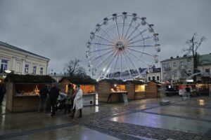 19.12.2021 Kielce. Jarmark bożonarodzeniowy na Rynku / Jarosław Kubalski / Radio Kielce