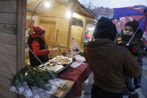 19.12.2021 Kielce. Jarmark bożonarodzeniowy na Rynku / Jarosław Kubalski / Radio Kielce