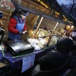 19.12.2021 Kielce. Jarmark bożonarodzeniowy na Rynku / Jarosław Kubalski / Radio Kielce