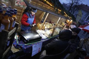 19.12.2021 Kielce. Jarmark bożonarodzeniowy na Rynku / Jarosław Kubalski / Radio Kielce