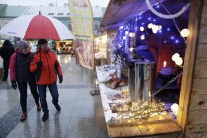 19.12.2021 Kielce. Jarmark bożonarodzeniowy na Rynku / Jarosław Kubalski / Radio Kielce