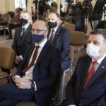 20.12.2021. Warszawa. Podpisanie aneksu do umowy zmieniającej współorganizatora Muzeum Historyczno-Archeologiczne w Ostrowcu Świętokrzyskim. Na zdjęciu (od lewej): Jarosław Rusiecki - senator PiS, Piotr Wawrzyk - wiceminister spraw zagranicznych, Marek Kwitek - poseł PiS i Andrzej Kryj - poseł PiS / Jarosław Kubalski / Radio Kielce