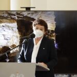 20.12.2021. Warszawa. Podpisanie aneksu do umowy zmieniającej współorganizatora Muzeum Historyczno-Archeologiczne w Ostrowcu Świętokrzyskim. Na zdjęciu: Marzena Dębniak - starosta ostrowiecki / Jarosław Kubalski / Radio Kielce