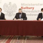 20.12.2021. Warszawa. Podpisanie aneksu do umowy zmieniającej współorganizatora Muzeum Historyczno-Archeologiczne w Ostrowcu Świętokrzyskim. Na zdjęciu (od lewej): Andrzej Jabłoński - wicestarosta ostrowiecki, Piotr Gliński - minister kultury i dziedzictwa narodowego i Marzena Dębniak - starosta ostrowiecki / Jarosław Kubalski / Radio Kielce